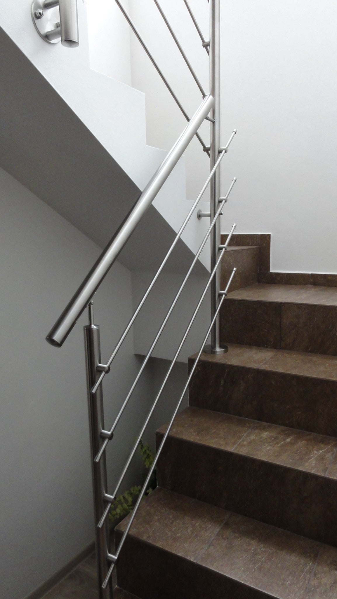 Hengeralakú véglezáró